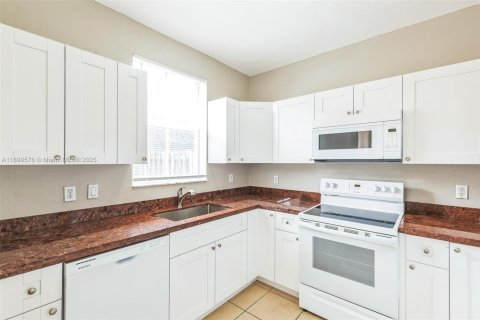 Townhouse in Homestead, Florida 4 bedrooms, 150.13 sq.m. № 1952473 - photo 11