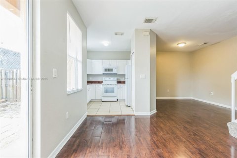 Townhouse in Homestead, Florida 4 bedrooms, 150.13 sq.m. № 1952473 - photo 13