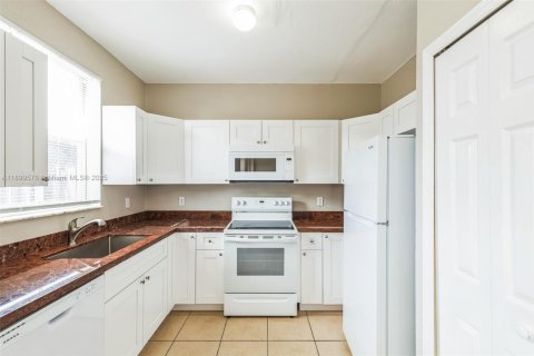 Townhouse in Homestead, Florida 4 bedrooms, 150.13 sq.m. № 1952473 - photo 10