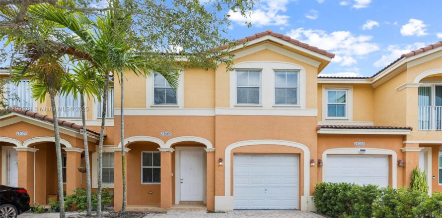 Townhouse in Homestead, Florida 4 bedrooms, 150.13 sq.m. № 1952473