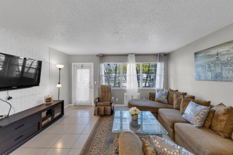 Condo in Deerfield Beach, Florida, 1 bedroom № 2187336 - photo 4