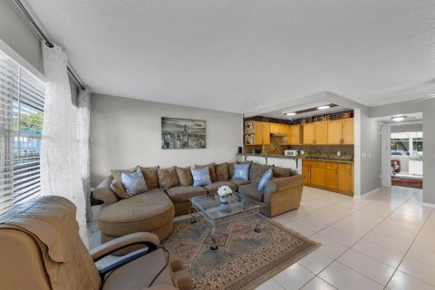 Condo in Deerfield Beach, Florida, 1 bedroom № 2187336 - photo 2