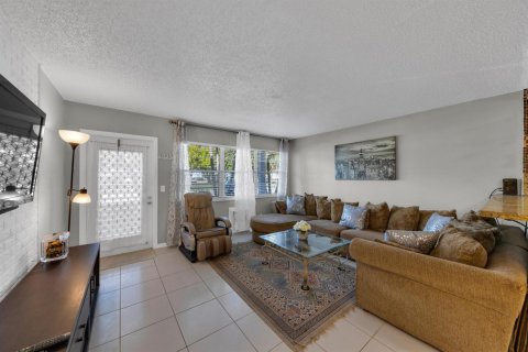 Condo in Deerfield Beach, Florida, 1 bedroom № 2187336 - photo 3