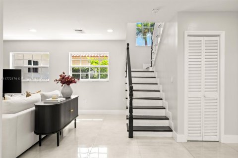 Villa ou maison à louer à Coral Gables, Floride: 4 chambres, 202.25 m2 № 2013397 - photo 9