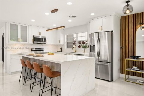 Villa ou maison à louer à Coral Gables, Floride: 4 chambres, 202.25 m2 № 2013397 - photo 10