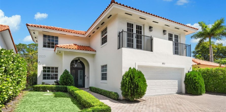 Villa ou maison à Coral Gables, Floride 4 chambres, 202.25 m2 № 2013397