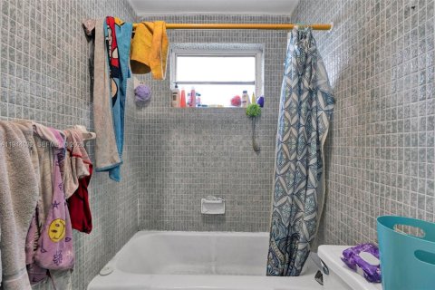 Propiedad comercial en venta en Miami, Florida, 199.09 m2 № 2000860 - foto 14