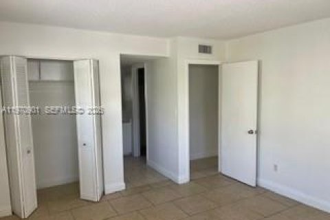 Condominio en alquiler en North Miami Beach, Florida, 2 dormitorios, 83.89 m2 № 2031361 - foto 15