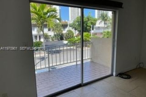 Condominio en alquiler en North Miami Beach, Florida, 2 dormitorios, 83.89 m2 № 2031361 - foto 16