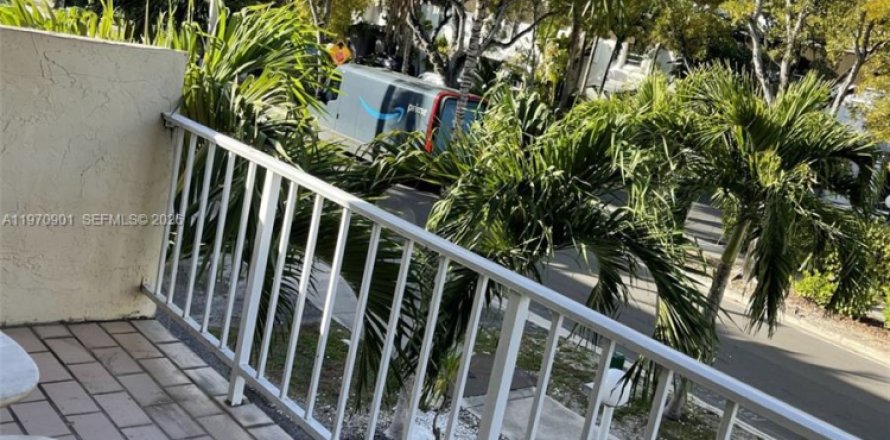 Condominio en North Miami Beach, Florida, 2 dormitorios  № 2031361
