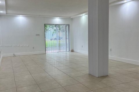 Condo in Miami, Florida, 2 bedrooms № 2074401 - photo 2