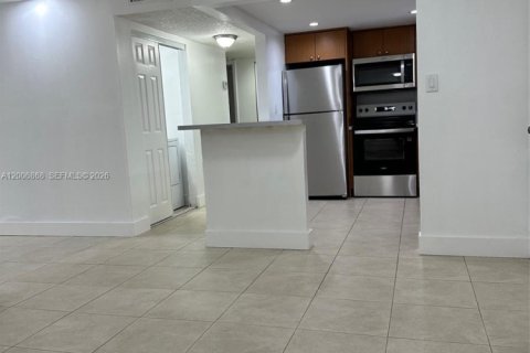Condo in Miami, Florida, 2 bedrooms № 2074401 - photo 3