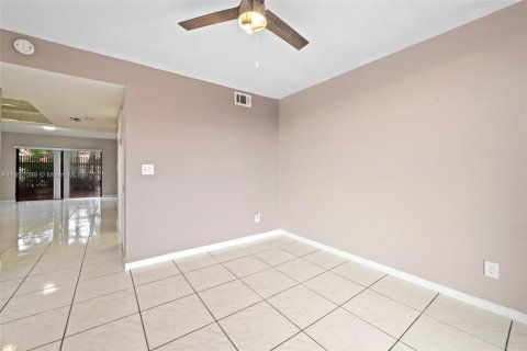 Touwnhouse à vendre à Pembroke Pines, Floride: 3 chambres, 140.28 m2 № 1945431 - photo 10