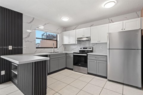 Touwnhouse à vendre à Pembroke Pines, Floride: 3 chambres, 140.28 m2 № 1945431 - photo 12
