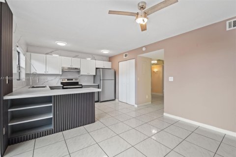 Touwnhouse à vendre à Pembroke Pines, Floride: 3 chambres, 140.28 m2 № 1945431 - photo 13