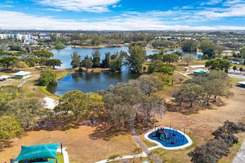 Купить таунхаус в Пемброк-Пайнс, Флорида 3 спальни, 140.28м2, № 1945431 - фото 30