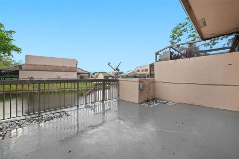 Touwnhouse à vendre à Pembroke Pines, Floride: 3 chambres, 140.28 m2 № 1945431 - photo 17