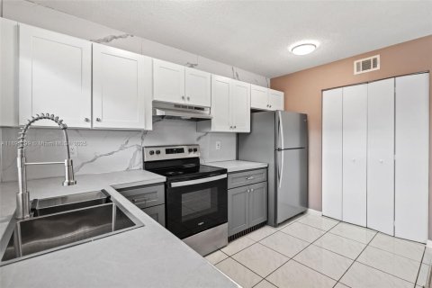 Touwnhouse à vendre à Pembroke Pines, Floride: 3 chambres, 140.28 m2 № 1945431 - photo 26