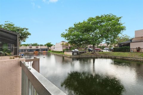 Touwnhouse à vendre à Pembroke Pines, Floride: 3 chambres, 140.28 m2 № 1945431 - photo 1