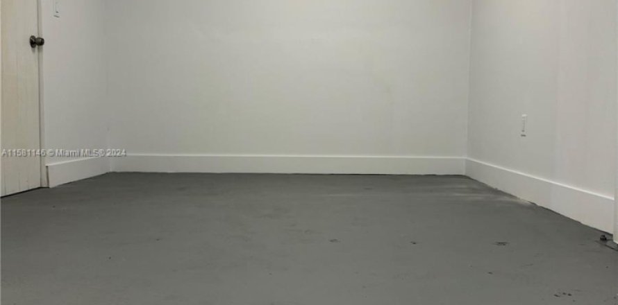 Propiedad comercial en Hialeah, Florida № 1159621