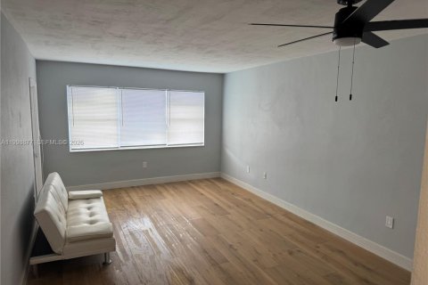 Condominio en alquiler en Miramar, Florida, 2 dormitorios, 75.25 m2 № 2060929 - foto 4