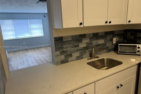 Condominio en alquiler en Miramar, Florida, 2 dormitorios, 75.25 m2 № 2060929 - foto 2