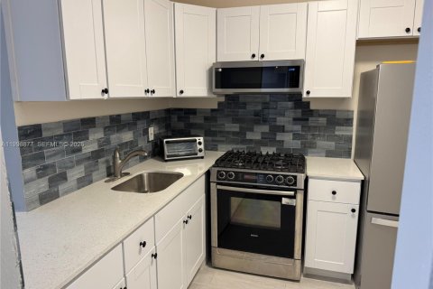 Condominio en alquiler en Miramar, Florida, 2 dormitorios, 75.25 m2 № 2060929 - foto 3