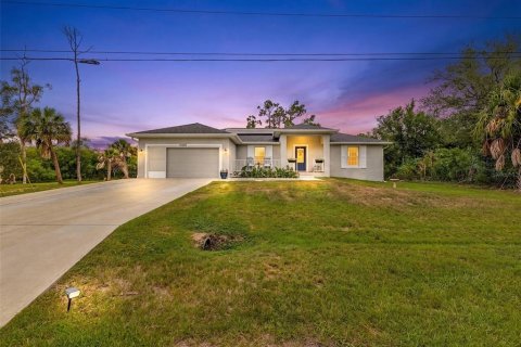 House in Port Charlotte, Florida 3 bedrooms, 152.36 sq.m. № 2206499 - photo 2