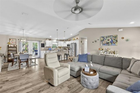 House in Port Charlotte, Florida 3 bedrooms, 152.36 sq.m. № 2206499 - photo 8
