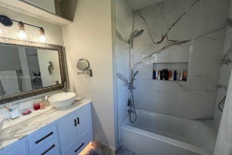 Condo in Dania Beach, Florida, 3 bedrooms  № 2059743 - photo 19