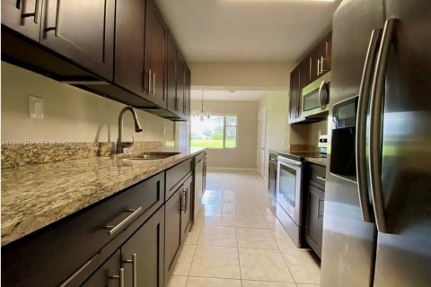 House in Tamarac, Florida 3 bedrooms, 231.33 sq.m. № 1999565 - photo 10