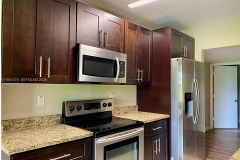 House in Tamarac, Florida 3 bedrooms, 231.33 sq.m. № 1999565 - photo 8