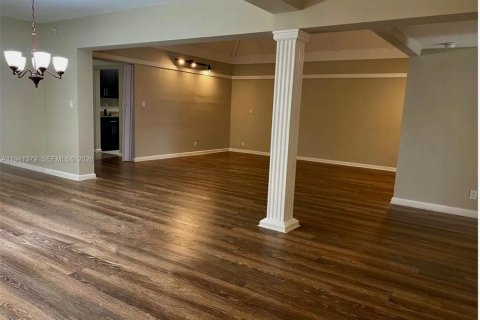 House in Tamarac, Florida 3 bedrooms, 231.33 sq.m. № 1999565 - photo 6