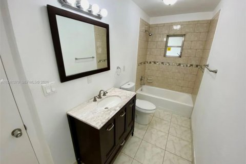 House in Tamarac, Florida 3 bedrooms, 231.33 sq.m. № 1999565 - photo 11