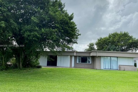 House in Tamarac, Florida 3 bedrooms, 231.33 sq.m. № 1999565 - photo 2