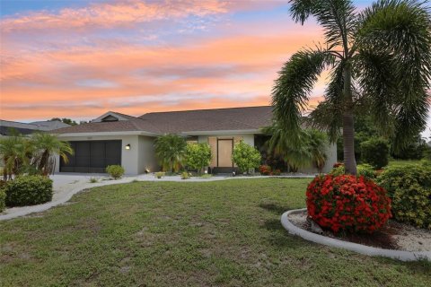 House in Sun City Center, Florida 3 bedrooms, 242.1 sq.m. № 1839041 - photo 1