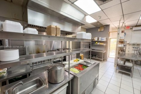 Propiedad comercial en venta en Tamarac, Florida № 2090491 - foto 14