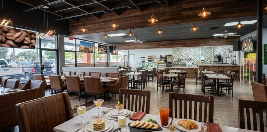 Propiedad comercial en Tamarac, Florida № 2090491