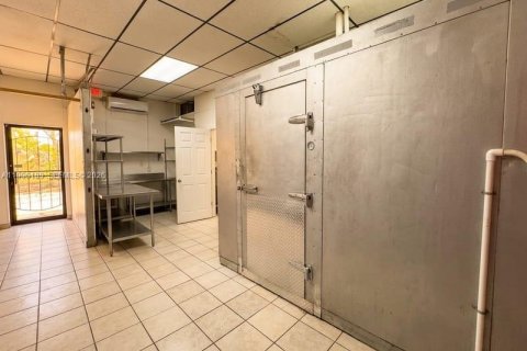Propiedad comercial en venta en Tamarac, Florida № 2090491 - foto 15