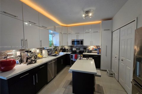 Adosado en venta en Miami, Florida, 3 dormitorios, 157 m2 № 2090564 - foto 10