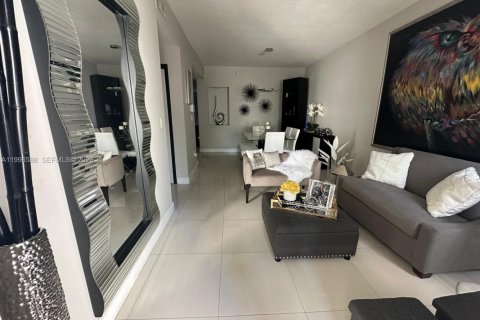 Adosado en venta en Miami, Florida, 3 dormitorios, 157 m2 № 2090564 - foto 2