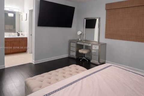 Adosado en venta en Miami, Florida, 3 dormitorios, 157 m2 № 2090564 - foto 13
