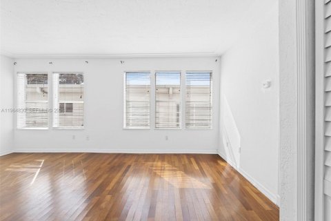 Condo in Miami Beach, Florida, 2 bedrooms  № 2029047 - photo 4