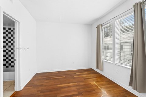 Condo in Miami Beach, Florida, 2 bedrooms  № 2029047 - photo 14