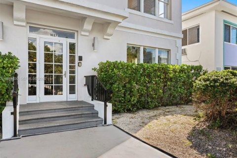 Condo in Miami Beach, Florida, 2 bedrooms  № 2029047 - photo 26