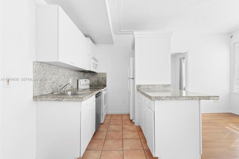 Condo in Miami Beach, Florida, 2 bedrooms  № 2029047 - photo 6