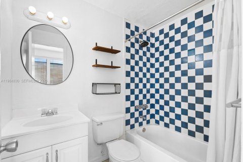 Condo in Miami Beach, Florida, 2 bedrooms  № 2029047 - photo 17