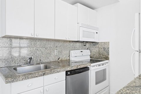 Condo in Miami Beach, Florida, 2 bedrooms  № 2029047 - photo 7