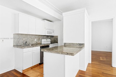 Condo in Miami Beach, Florida, 2 bedrooms  № 2029047 - photo 2
