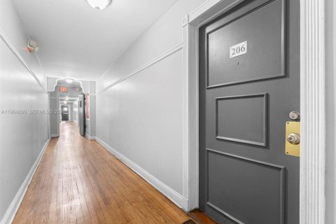 Condo in Miami Beach, Florida, 2 bedrooms  № 2029047 - photo 19